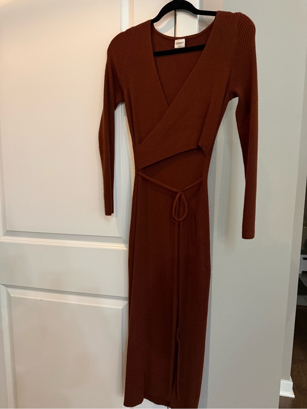 Abercrombie & Fitch - Ribbed Wrap Midi Dress in Brown